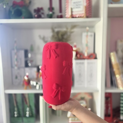 Estojo vermelho com textura aveludada e decoração em relevo de laços e flores