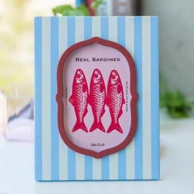 Moldura azul e branca com imagem de três sardinhas vermelhas e texto