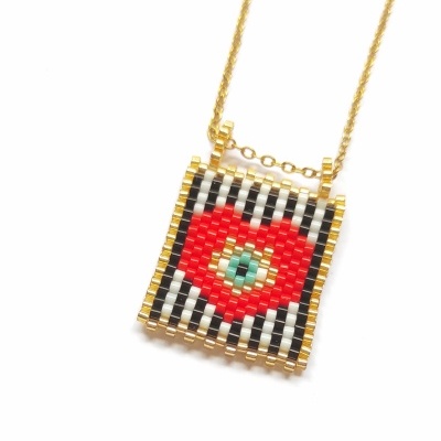 Colar com pendente retangular colorido em contas