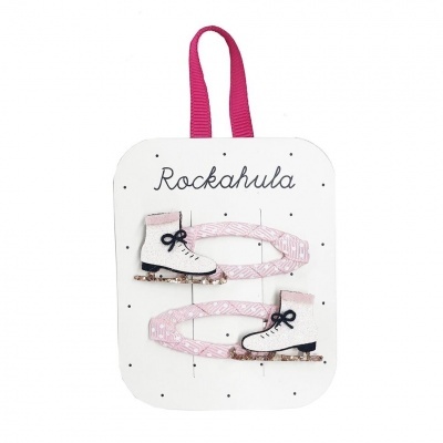 Brinquedo com patins de gelo em miniatura pendurados em base branca com texto Rockahula