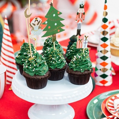 Cupcakes natalícios com cobertura verde e toppers em suporte branco