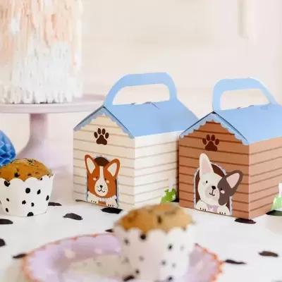 Caixas de presente para festas em forma de casa com estampas de cães, cupcakes e decoração de mesa festiva