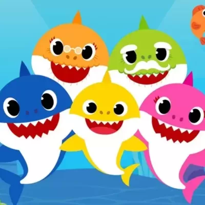 Cinco tubarões coloridos de desenho animado em fundo subaquático