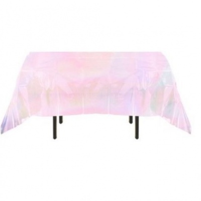 Toalha de mesa plástica iridescente rosa e lilás sobre mesa com pernas pretas