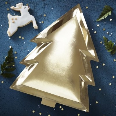 Tabuleiro dourado em forma de árvore de Natal com biscoito em forma de rena