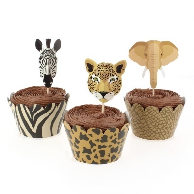 Três cupcakes com wrappers e toppers de animais, zebra, onça, elefante.
