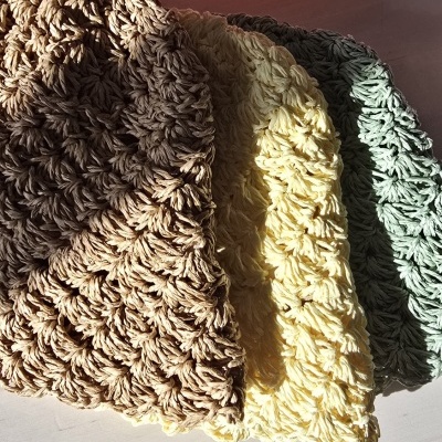 Gorros de malha grossa nas cores castanho, amarelo claro e verde com padrão texturizado
