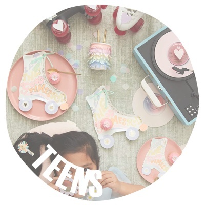 Festa temática com decoração colorida de patins em papel, pratos e copos rosa, e uma mesa de DJ azul