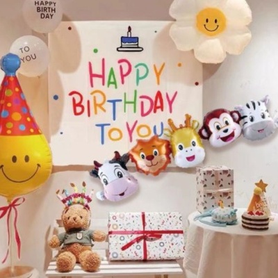 Decoração de aniversário colorida com balões, peluches e presentes