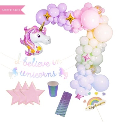 Decoração de festa com balões pastel e tema unicórnio