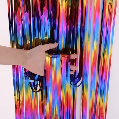 Fitas decorativas metálicas multicoloridas seguradas por uma mão