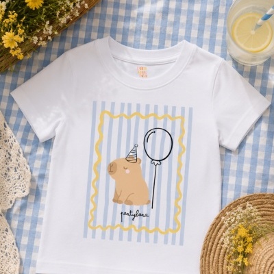 T-shirt branca para bebé com desenho de coelho e balão sobre fundo riscado azul.