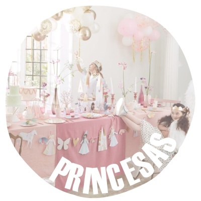 mesa festiva decorada com toalha rosa e balões cor-de-rosa e dourados