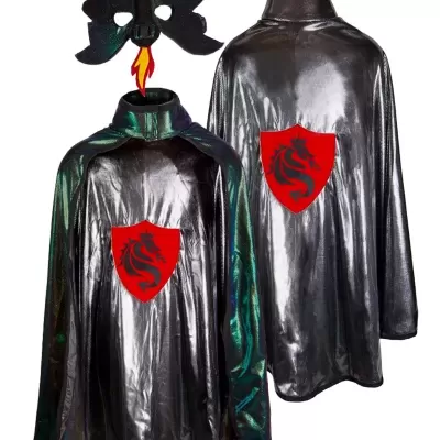 Capa prateada com escudo e máscara de dragão com chifres e língua de fogo