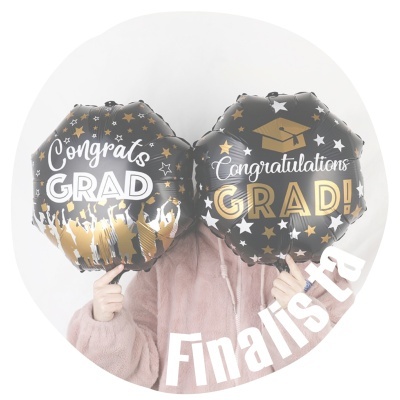 Balões metálicos pretos com mensagens de formatura em branco e dourado, segurados por pessoa com casaco rosa claro