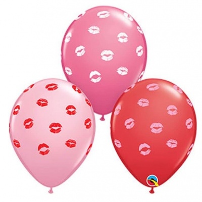 Três balões de látex cor-de-rosa e vermelho com padrão de lábios impressos