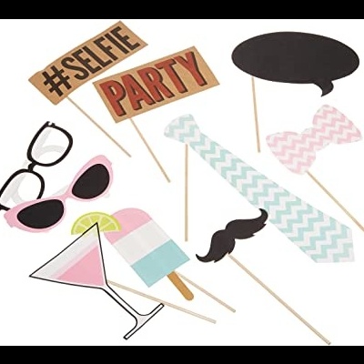 Adereços para festas em papel com hastes, incluindo óculos, cocktail, gelado, bigode, gravata, laço e placas com texto