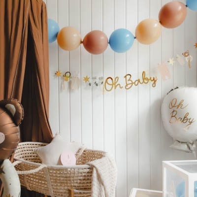 Decoração festa bebé com balões, móbile Oh Baby, berço de vime e almofada estrela