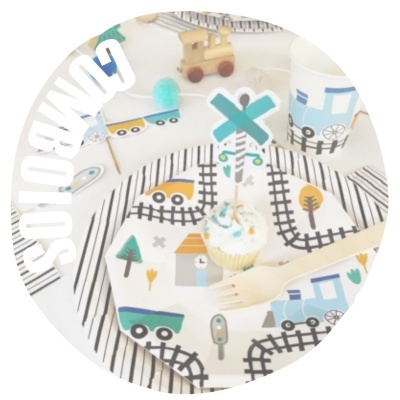 Conjunto de festa infantil com tema de comboios coloridos