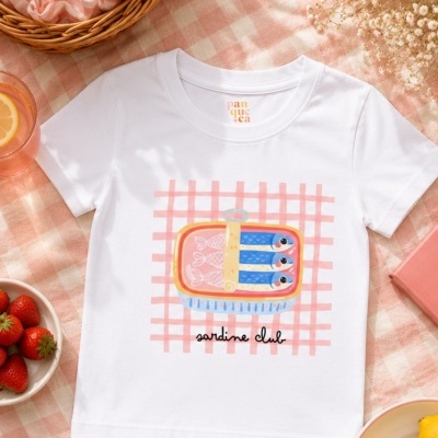 Camiseta branca com estampa de lata de sardinha e padrão xadrez rosa
