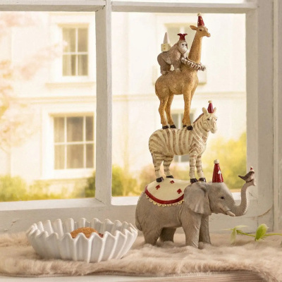 Decoração com escultura de animais em festa numa janela