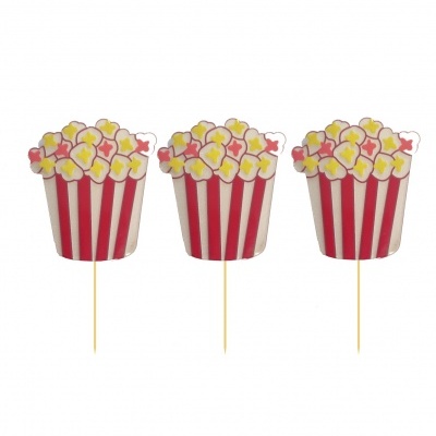 Três decorações em forma de balde de pipocas com riscas vermelhas e brancas em palitos de madeira.