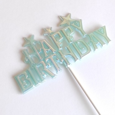 Topo de bolo feliz aniversário azul claro com estrelas