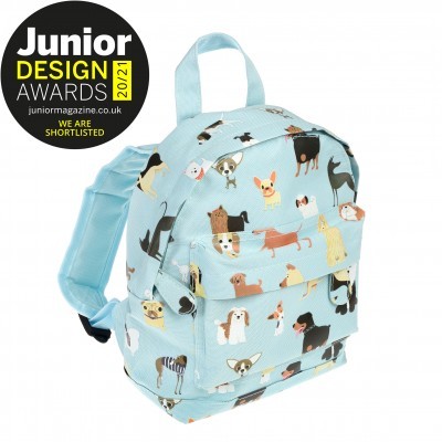 Mochila azul claro com padrão de cães e etiqueta Junior Design Awards