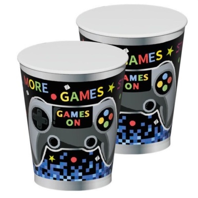 Copos descartáveis com design de videojogos e texto colorido
