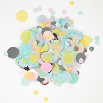 Confetes coloridos de papel em vários tamanhos sobre fundo branco