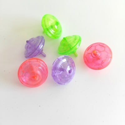 Seis peões coloridos em plástico translúcido sobre fundo branco