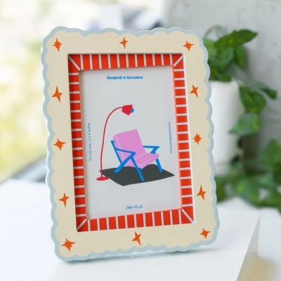 Moldura de fotografia decorativa com estrelas laranja e riscas laranja