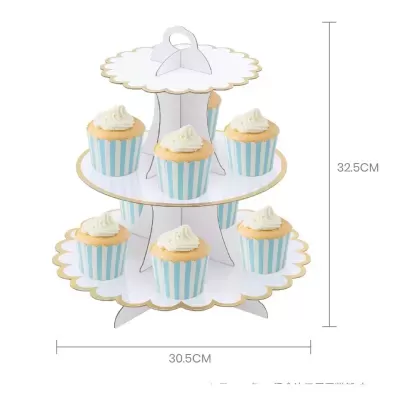 Suporte para bolos de dois andares com cupcakes azuis e brancos