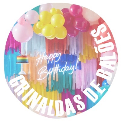 Arranjo colorido de balões e fitas com bolo decorativo e texto 'Happy Birthday'