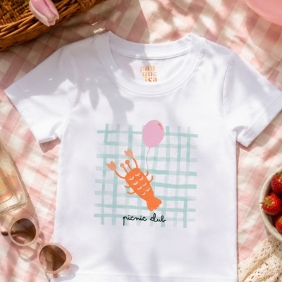 T-shirt branca com estampa colorida de lagostim e balão