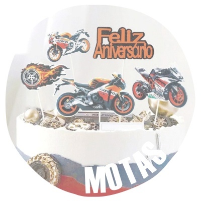 Bolo com decoração de motos e texto Feliz Aniversário