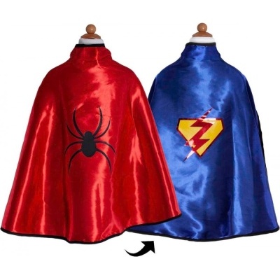 Capas vermelha e azul com símbolos de super-heróis, em manequins