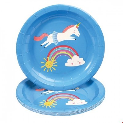 Pratos descartáveis azuis com unicórnio, arco-íris, sol e nuvem desenhados.