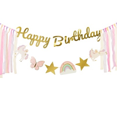 Guirlanda de aniversário com letras douradas e figuras coloridas de unicórnios, borboleta, estrelas e arco-íris