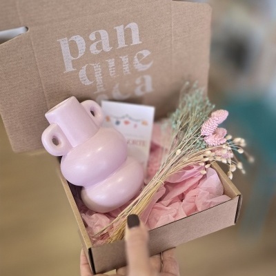 Caixa com vaso cerâmico rosa e flores secas