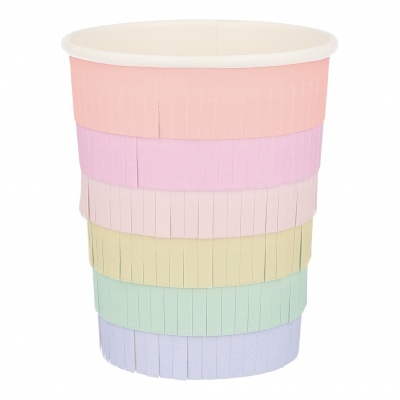 Copo descartável de papel em cinco cores pastéis empilhadas