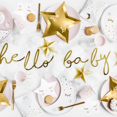 Conjunto de festa com pratos rosa e branco em forma de lua, estrelas douradas e decoração com texto hello baby