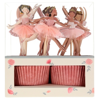 Forminhas para cupcakes rosa com bailarinas em embalagem branca decorada com flores