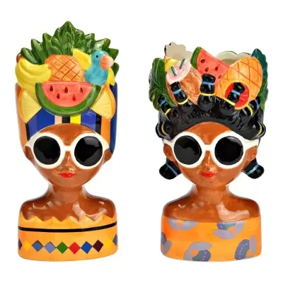 Dois vasos de cerâmica com bustos femininos, óculos de sol, turbante e frutas decorativas coloridas