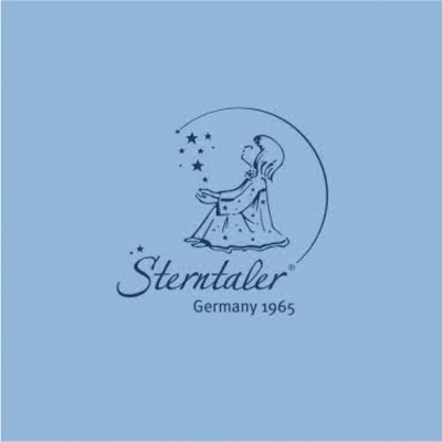 Logótipo Sterntaler com criança e estrelas em fundo azul