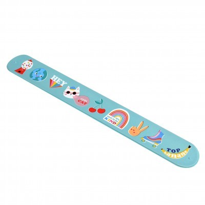 Pulsera rígida azul clara com desenhos coloridos e texto em inglês