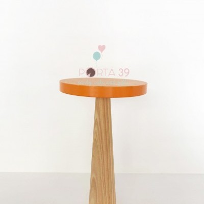 Mesa pequena com tampo redondo laranja e base em madeira clara