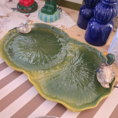 Prato de cerâmica verde em forma de folha com figuras de patos decorativos