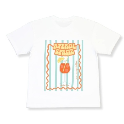 T-shirt branca com estampa de copo de bebida e texto colorido.