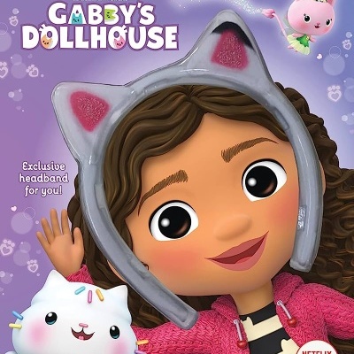 Personagem com bandolete de gato em imagem da série Gabby's Dollhouse